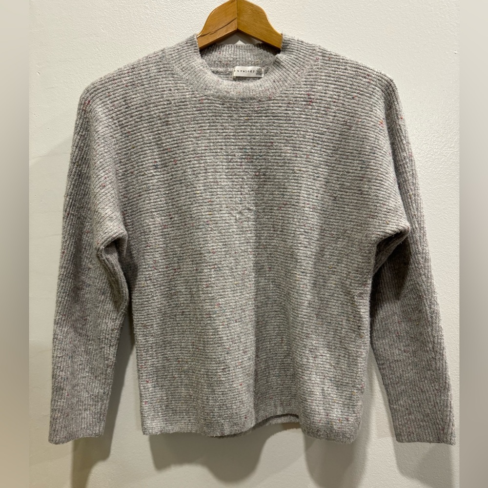 Retrology ladies classic crewneck grey speckled Sweater. Large. Like new! EUC!